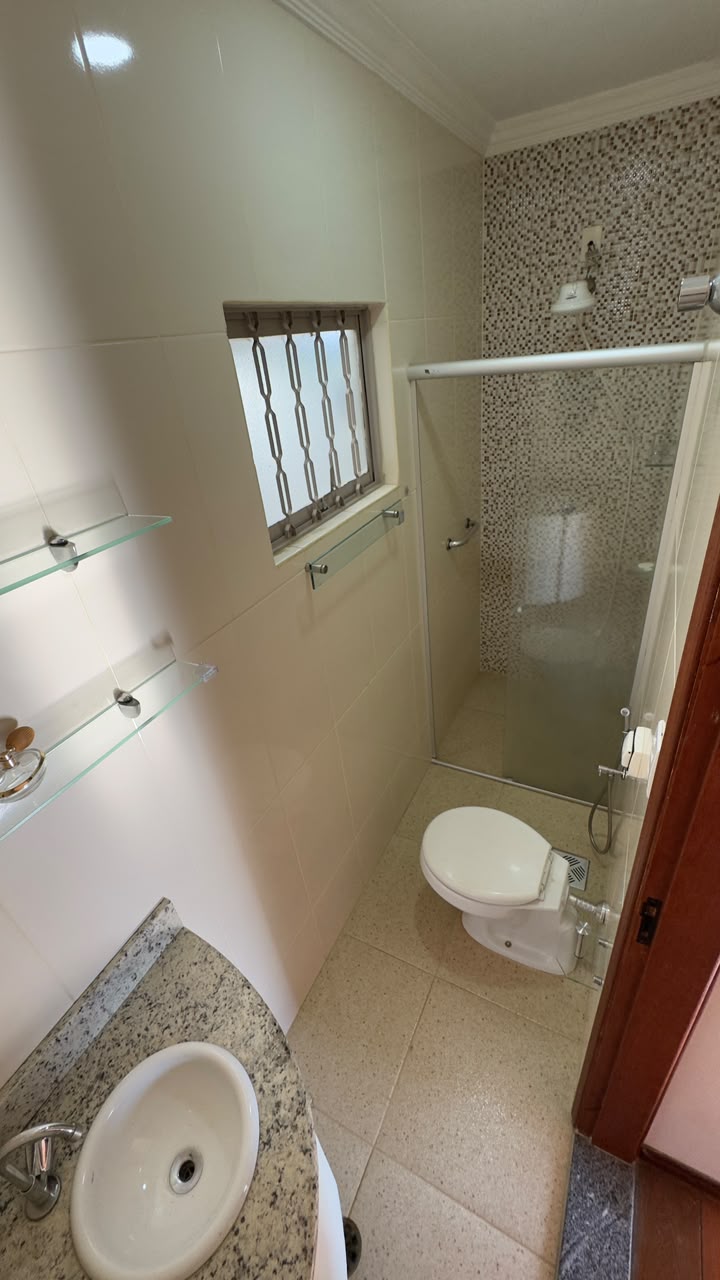 Banheiro da suíte com box