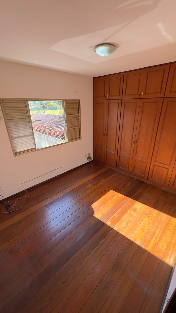 Quarto com armário embutido