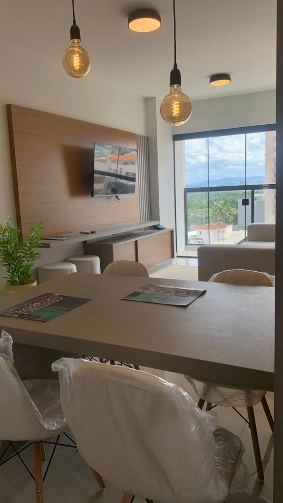 Sala de jantar com pendentes e vista