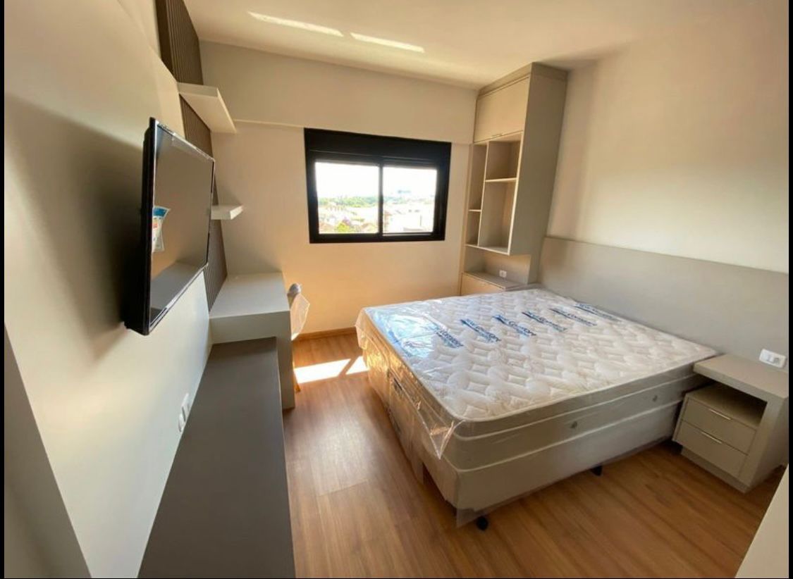 Quarto planejado com painel de TV