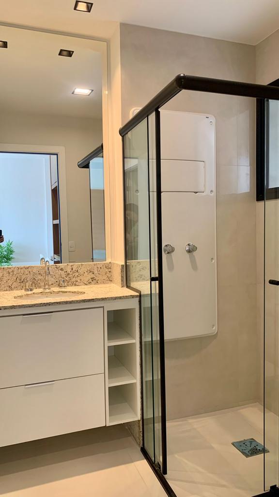 Banheiro com box e bancada de granito
