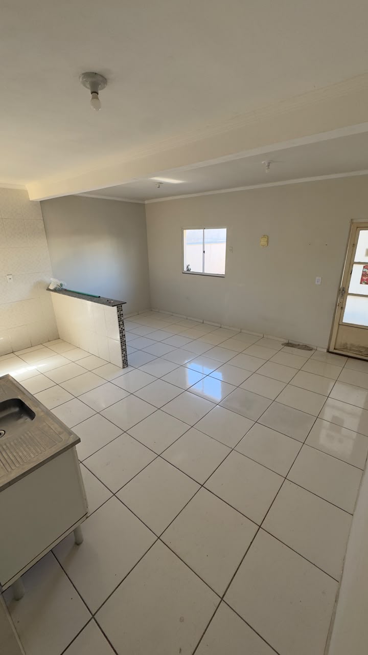 Sala com porta de entrada