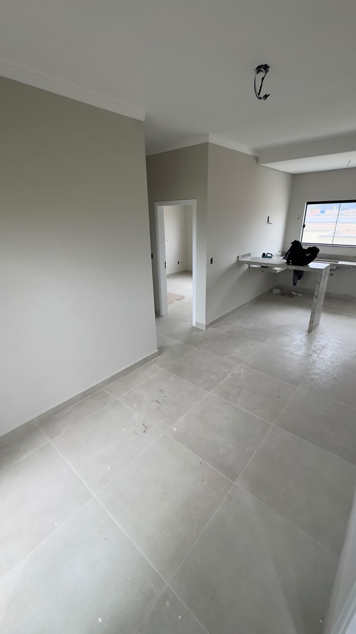 Sala, outro ângulo, com acesso à cozinha e aos quartos