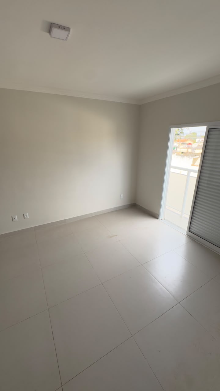 Sala com porta da sacada