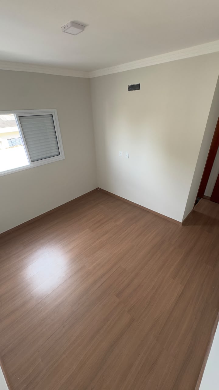 Quarto — outro ângulo