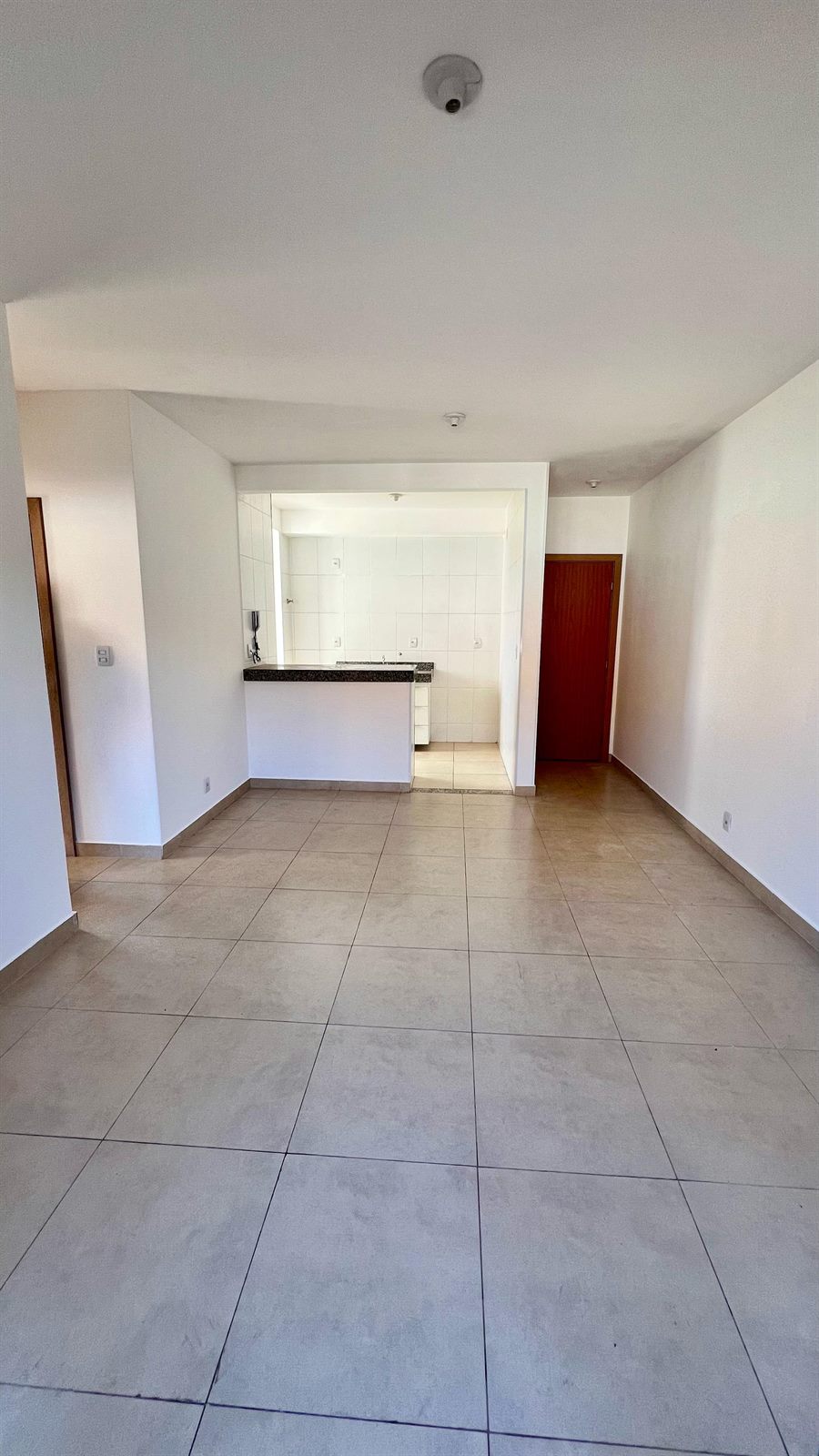 Sala de estar e jantar com cozinha americana