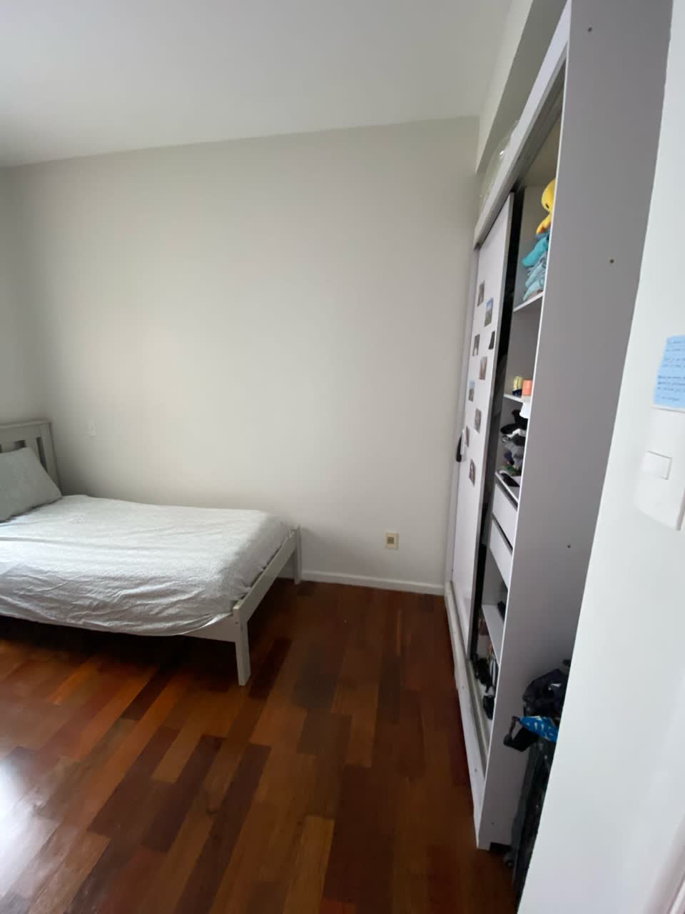 Quarto com armário embutido