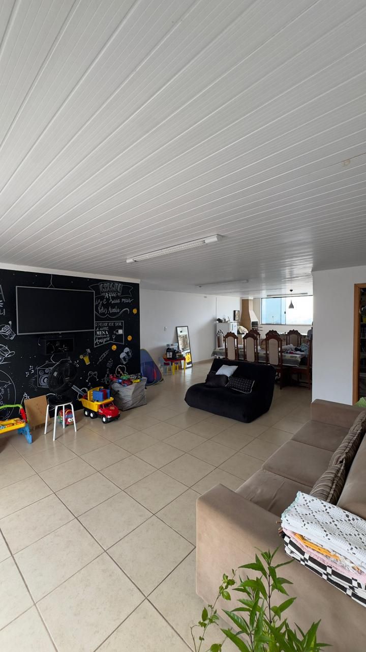 Sala ampla no 2º andar