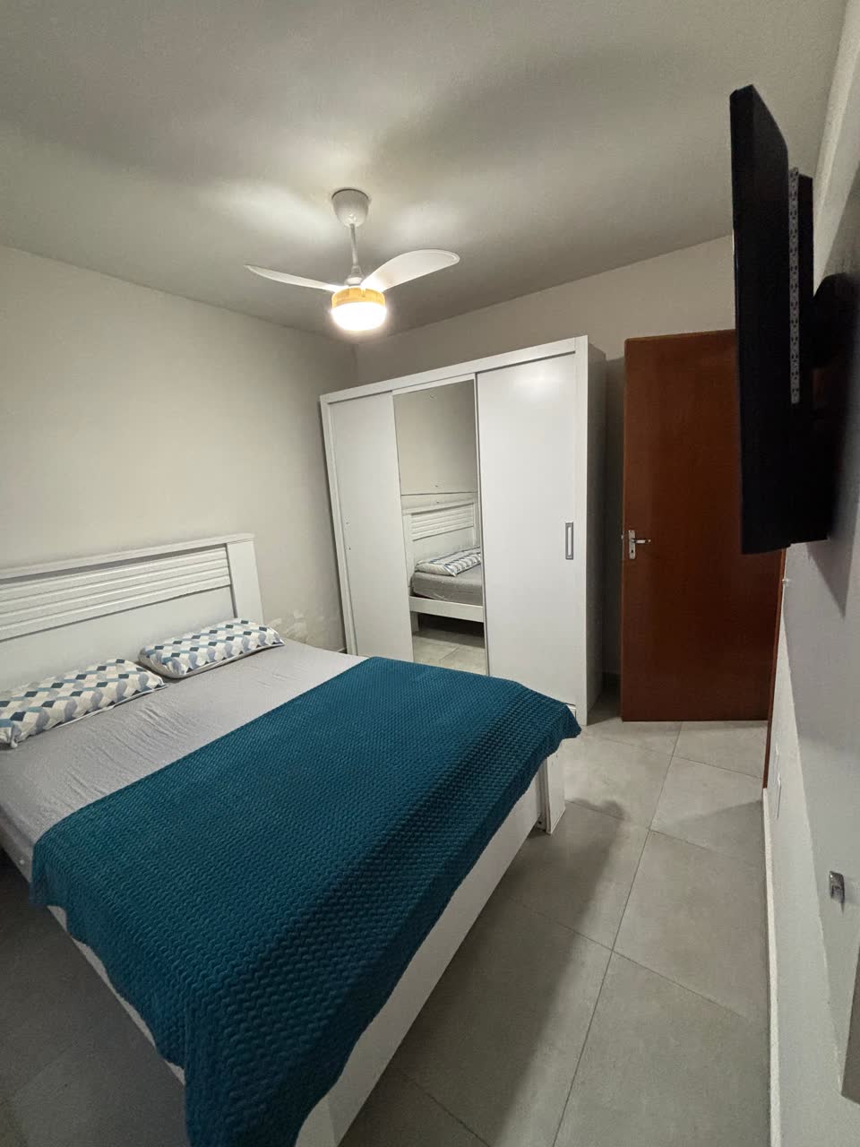 Quarto com guarda-roupa