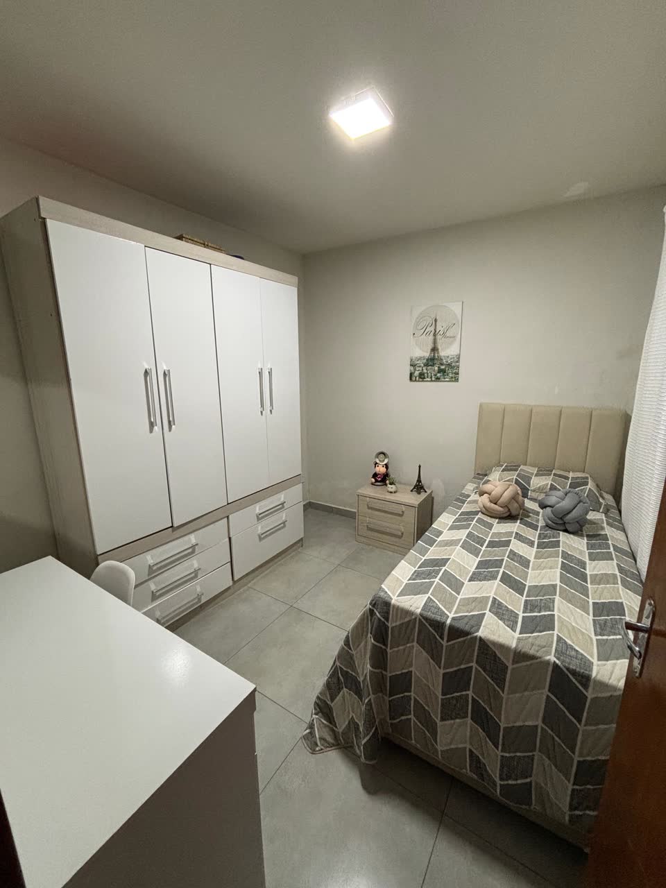 Segundo quarto com armários