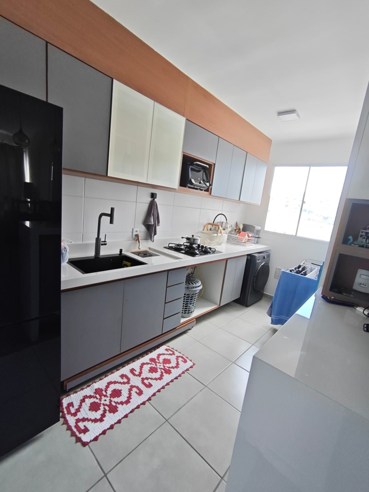 Cozinha planejada e área de serviço