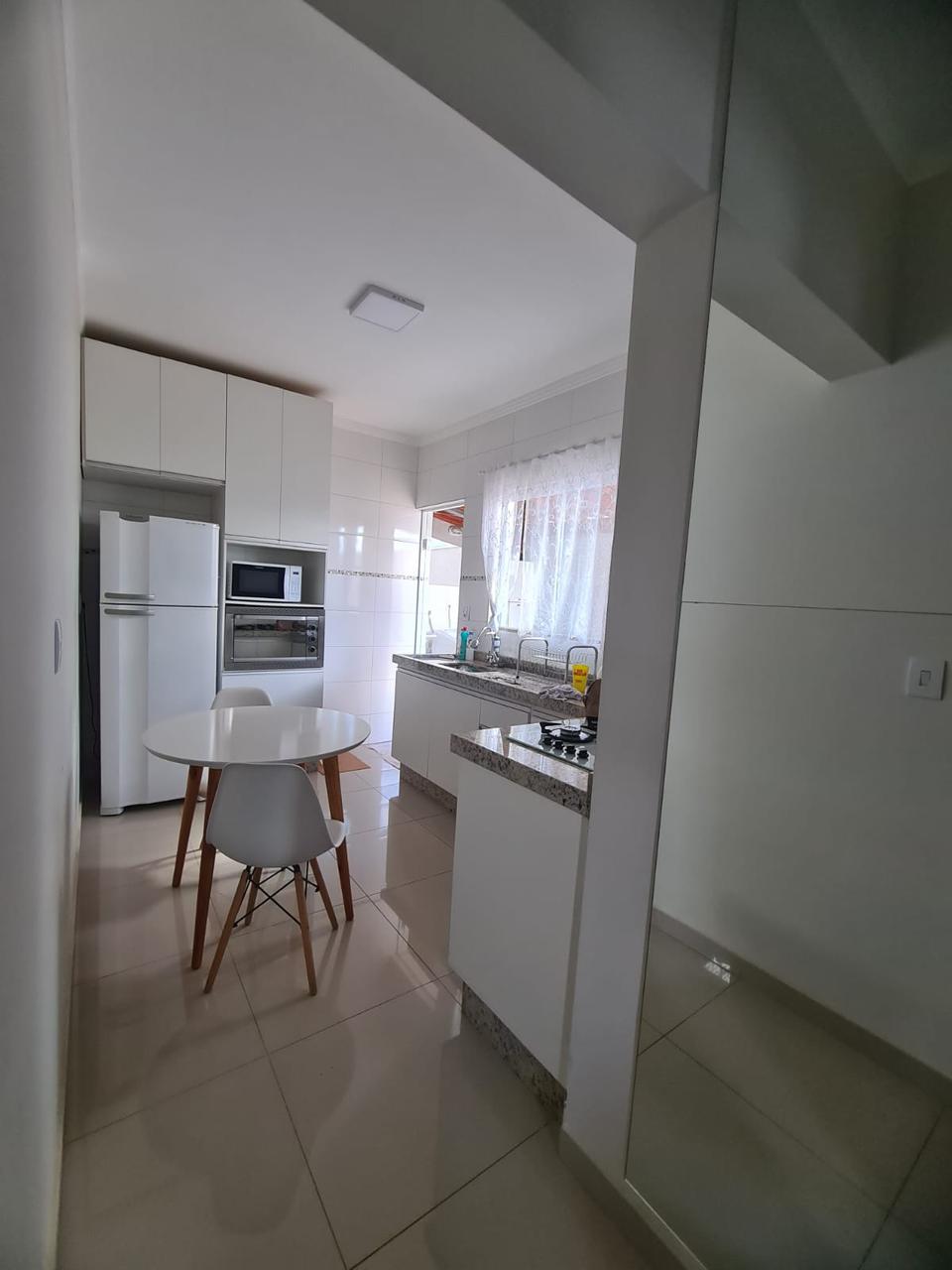 Cozinha planejada com bancada em granito