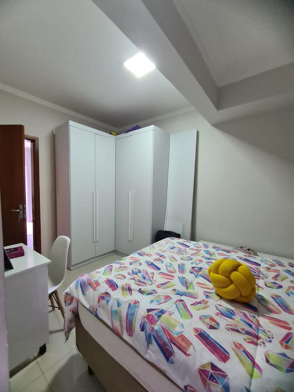 Suíte com guarda-roupa planejado