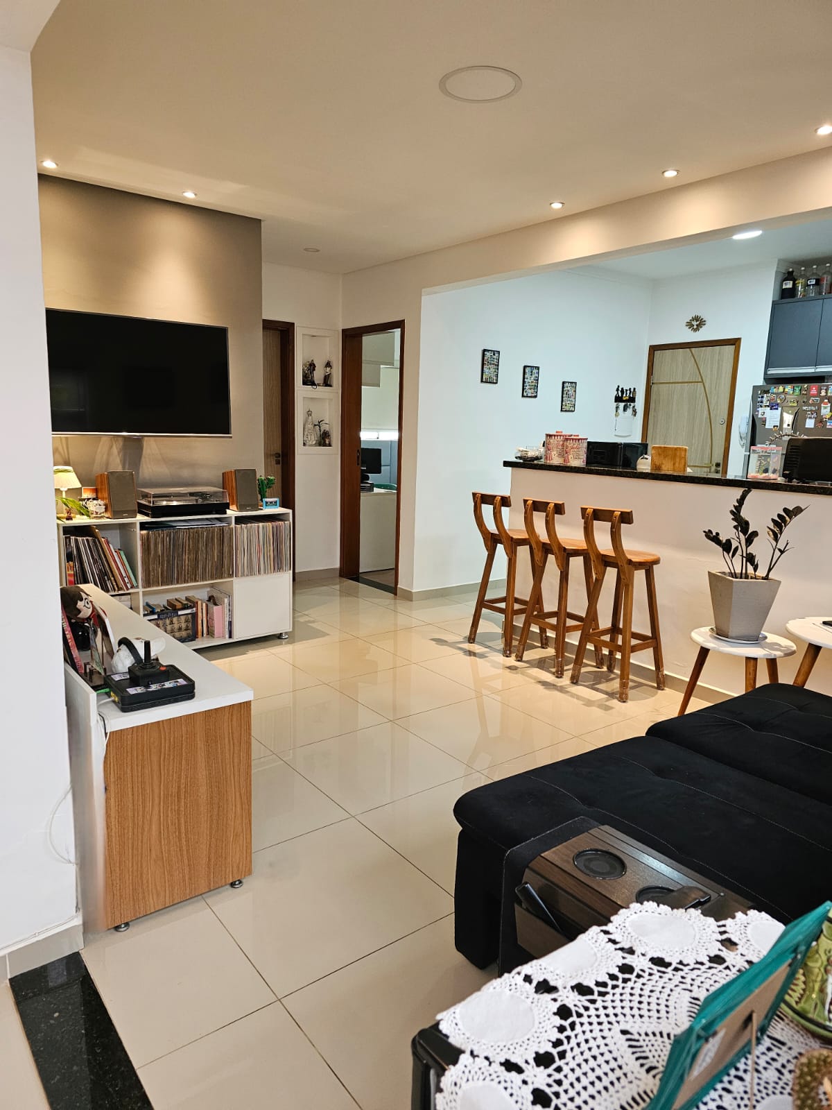 Sala com bancada e banquetas