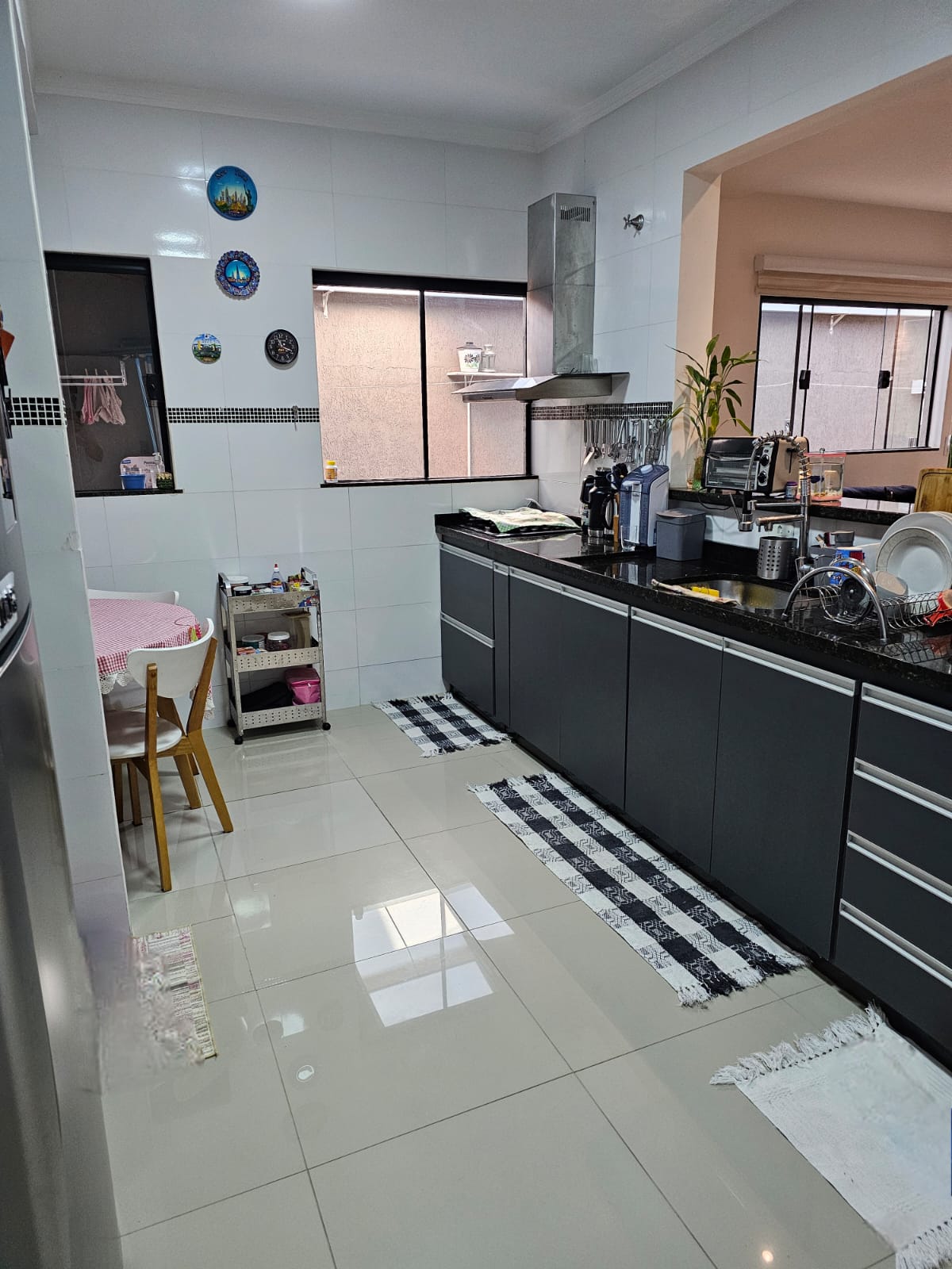 Cozinha planejada com cooktop e coifa