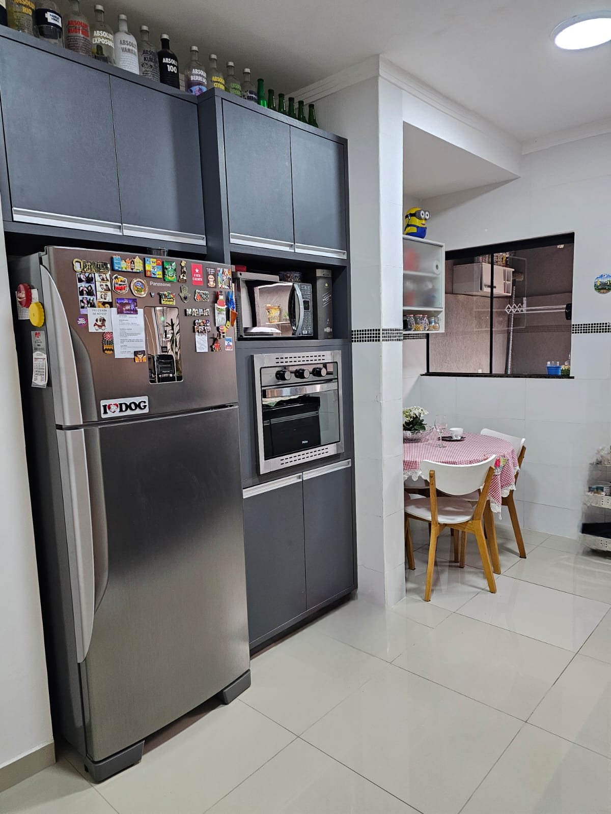 Cozinha planejada com forno elétrico embutido