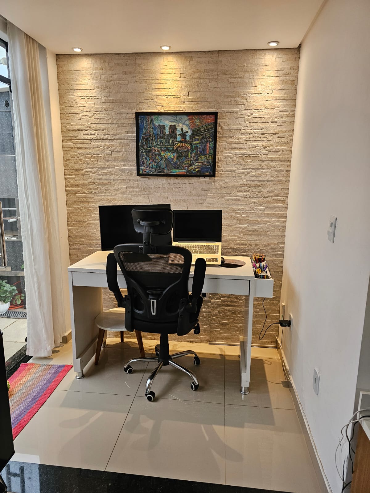 Cantinho de home office com parede em pedra
