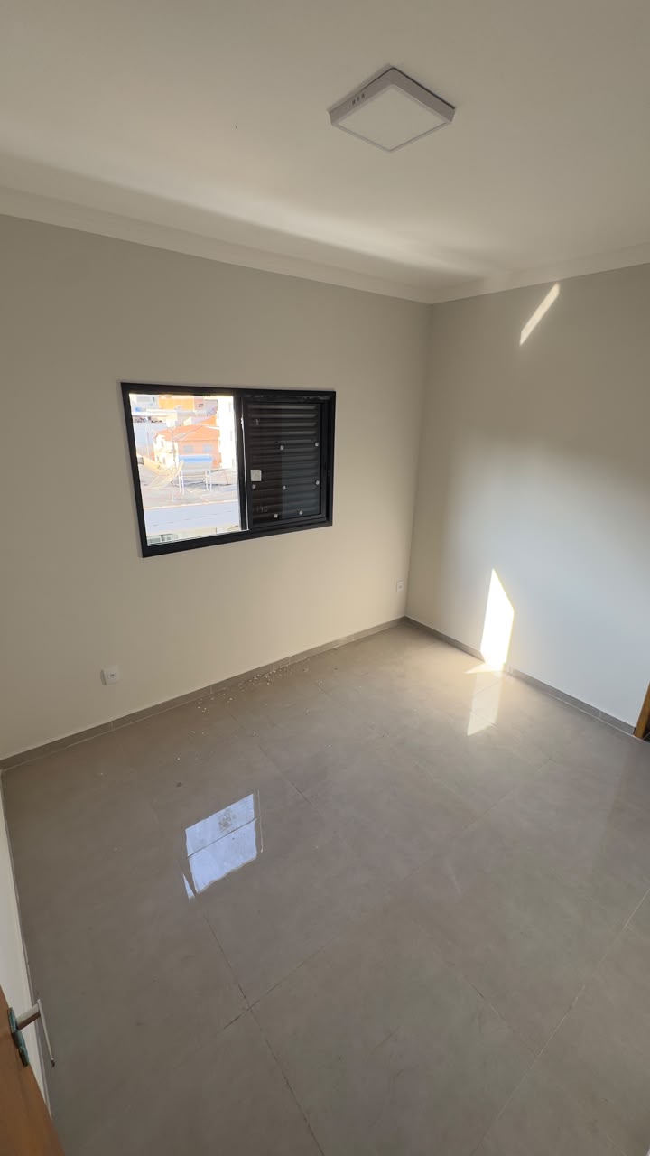 Sala ampla com acesso à varanda