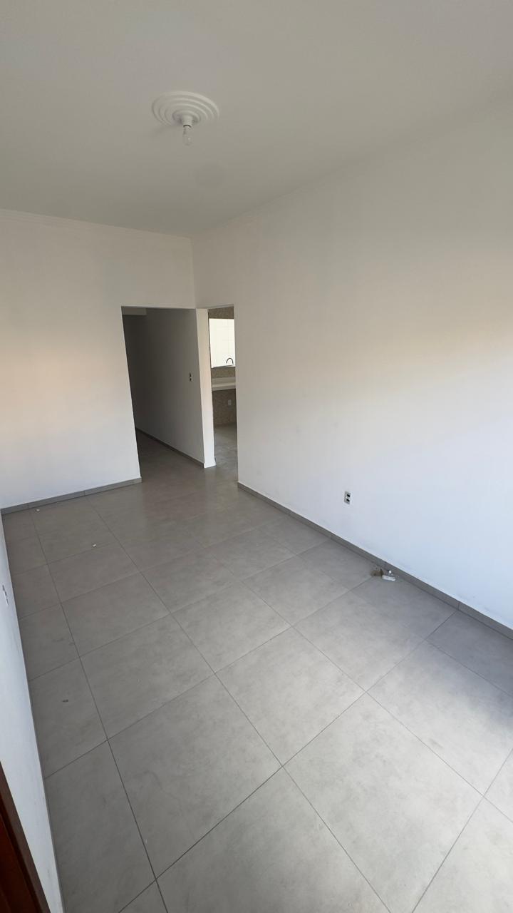 Sala, outro ângulo, com acesso à cozinha