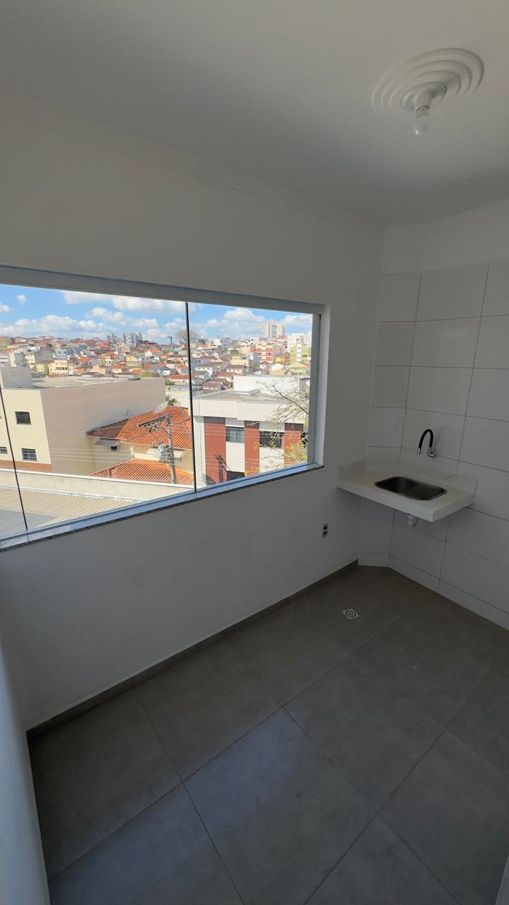 Área de serviço coberta com vista da cidade