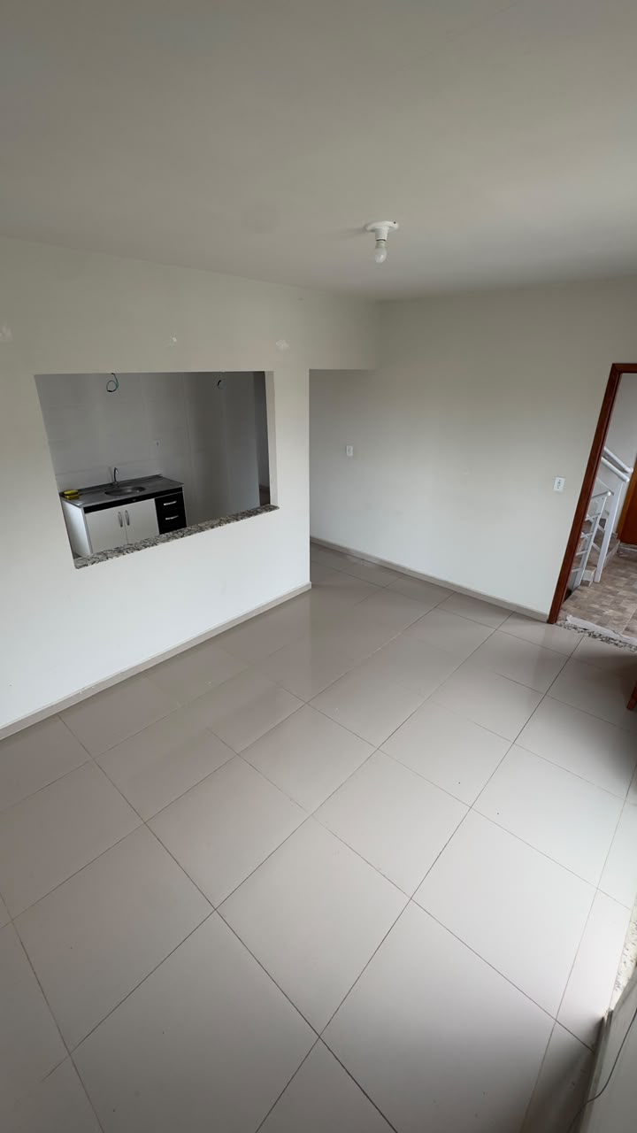 Sala ampla integrada à cozinha