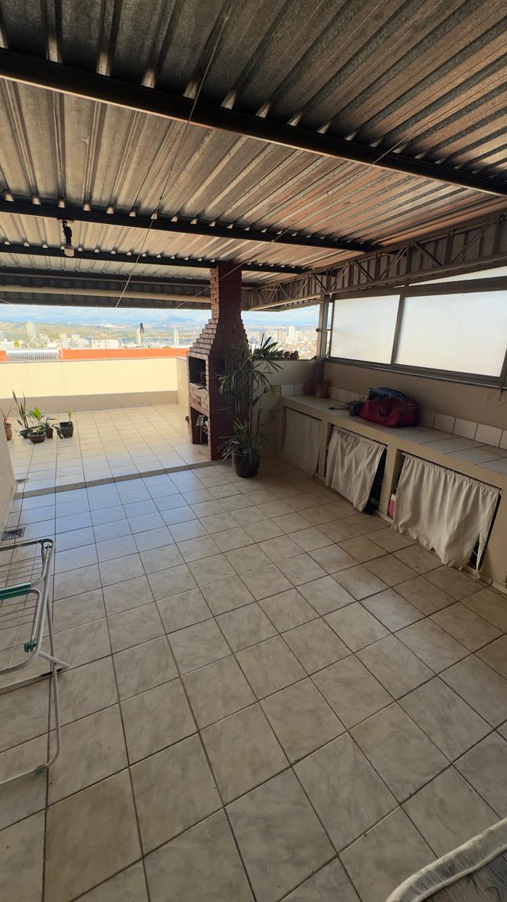 Terraço com área de churrasqueira e vista da cidade