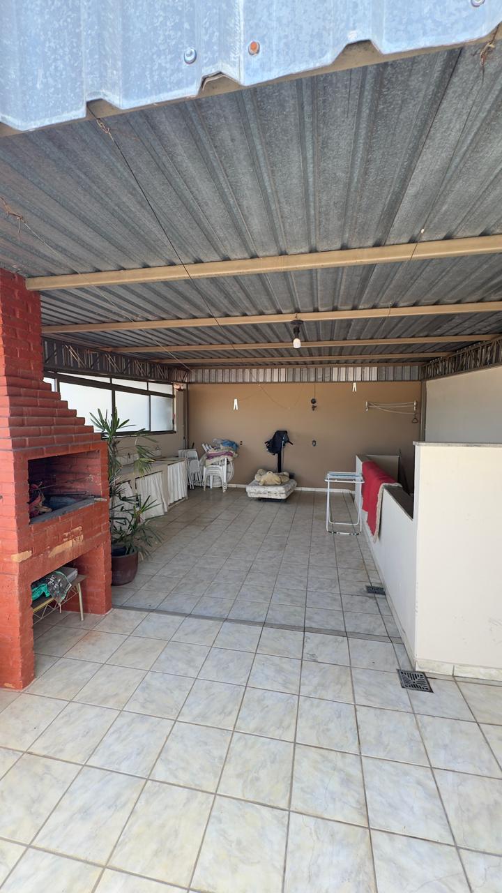 Área coberta com churrasqueira