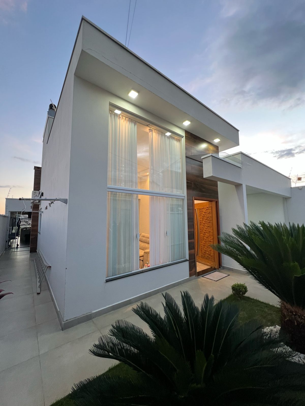 Casa à venda no Colina Santa Bárbara com fachada moderna e jardim, Pouso Alegre