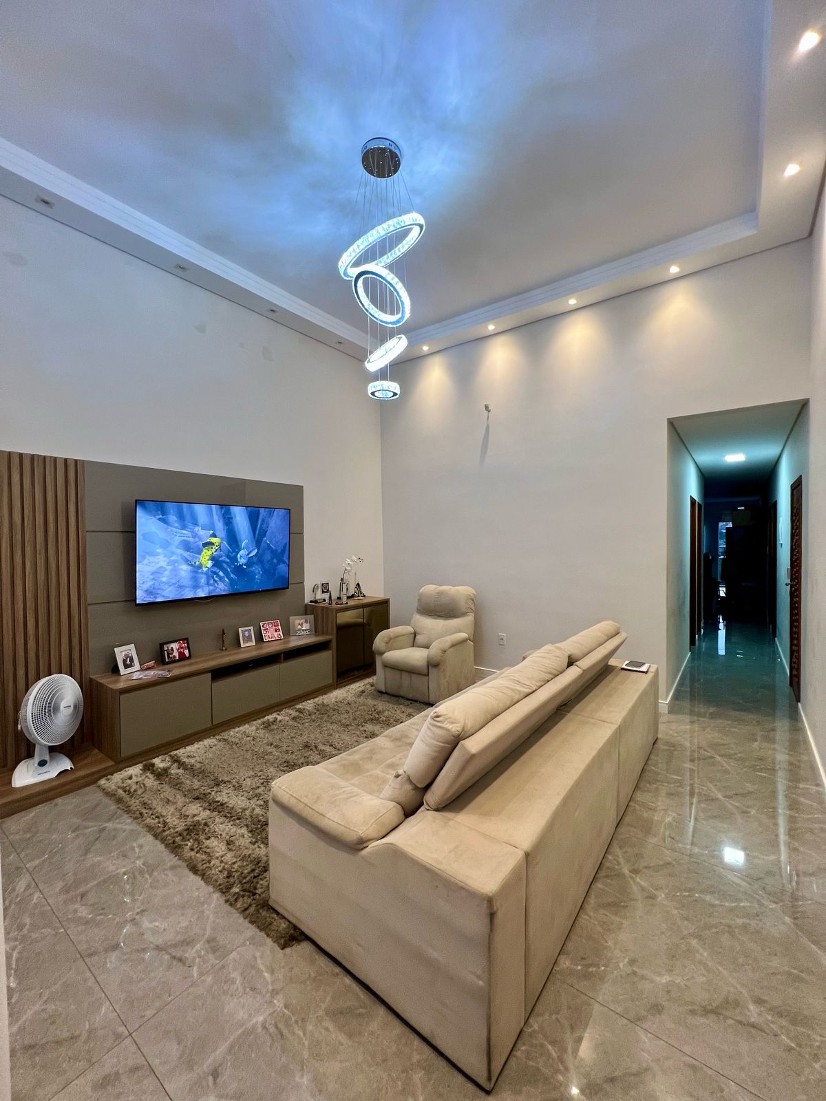 Sala com pé-direito de 4 metros e lustre