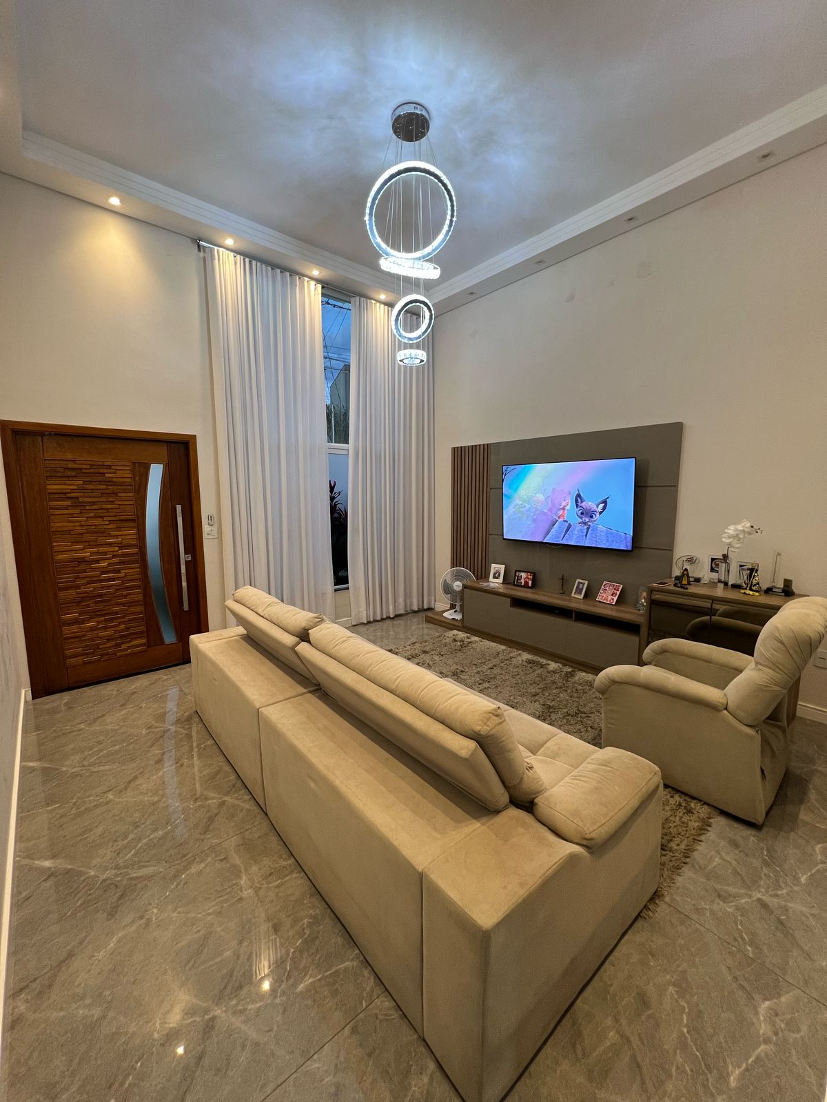 Sala com porta pivotante de madeira