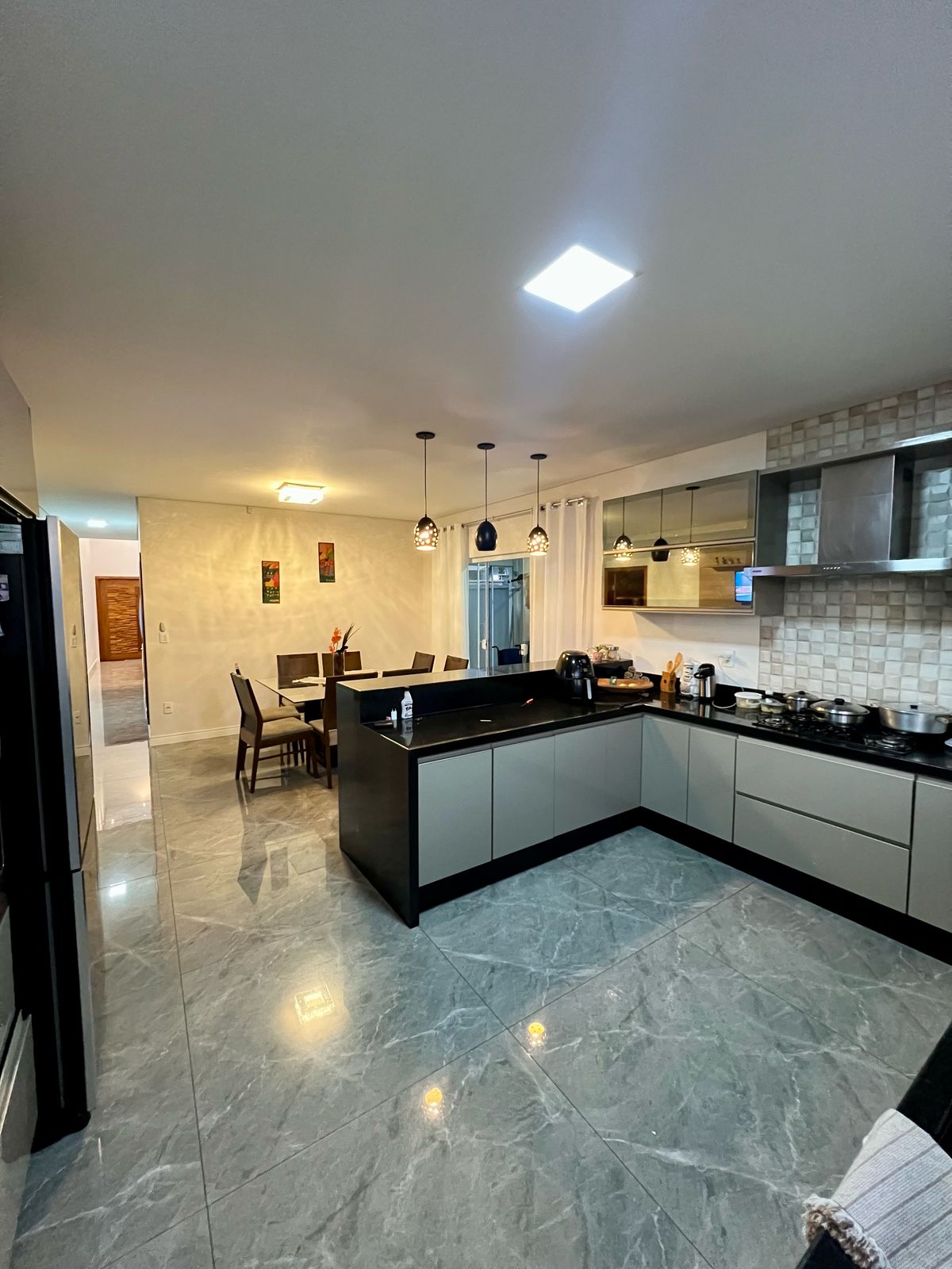 Cozinha planejada com bancada preta