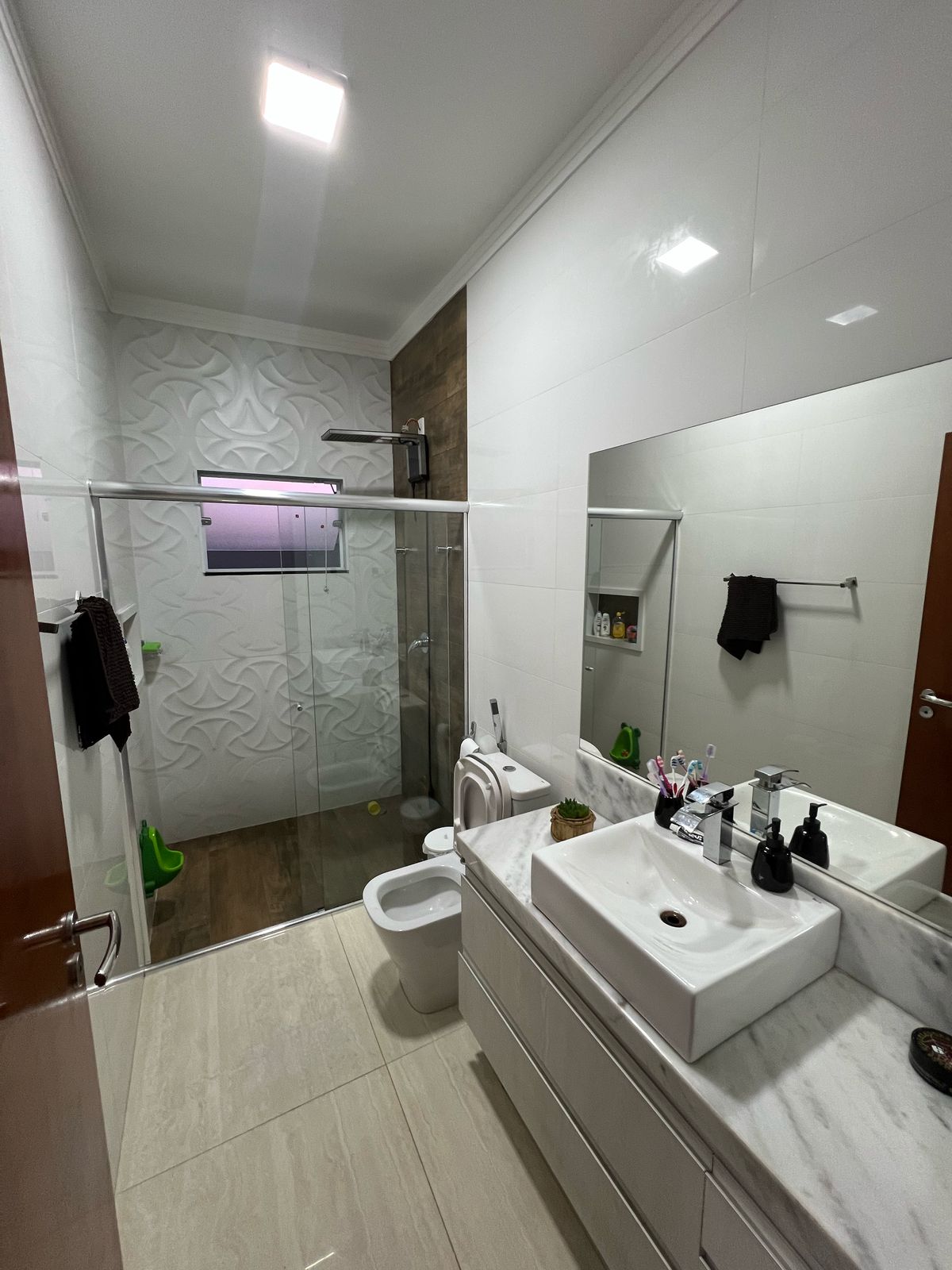 Banheiro com box e revestimento 3D