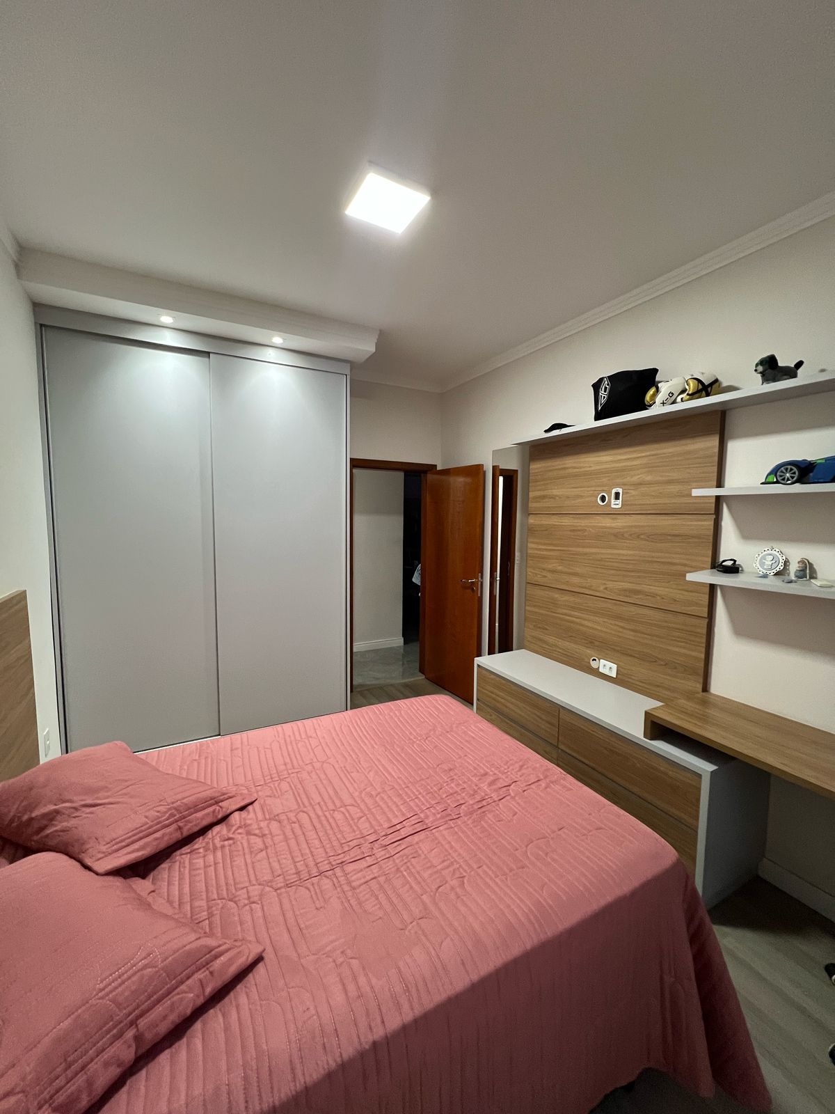 Quarto com armários planejados