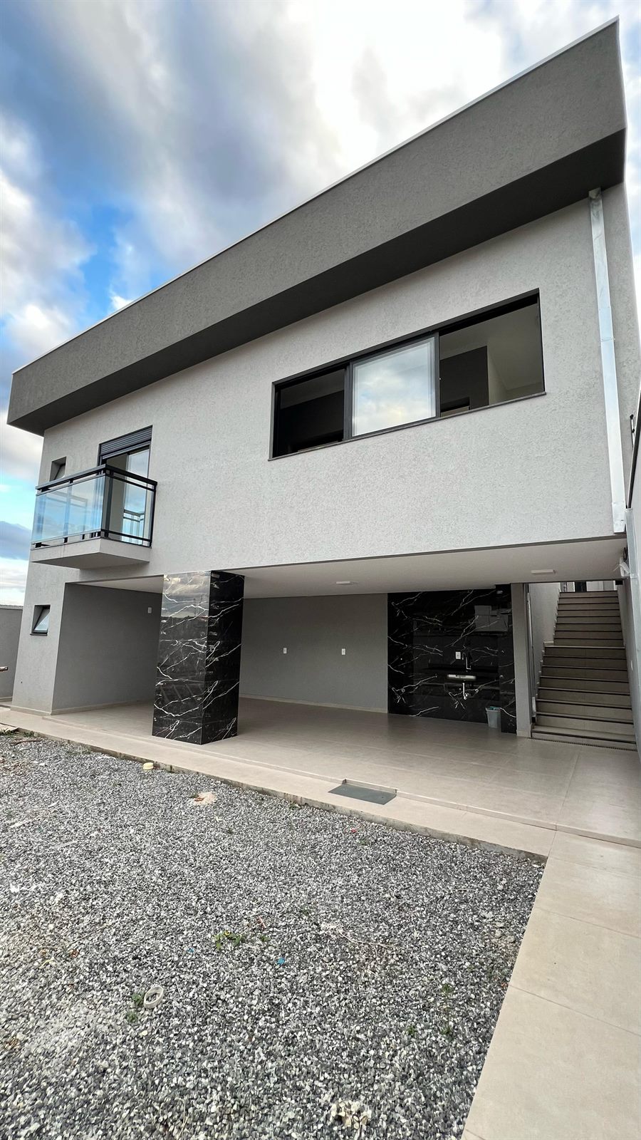 Casa moderna à venda no Colina Santa Bárbara com sacada de vidro, Pouso Alegre