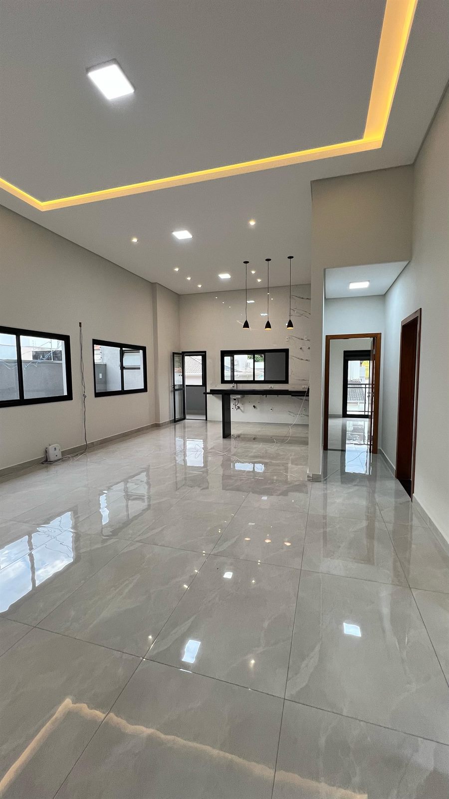 Sala ampla integrada com sanca de LED