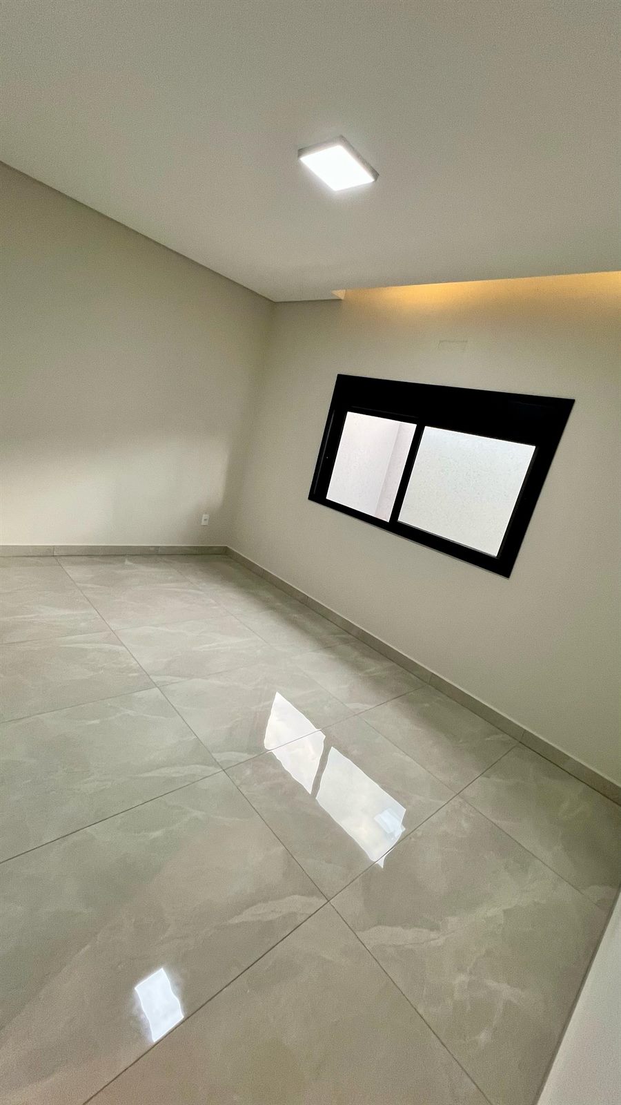Quarto com esquadria preta