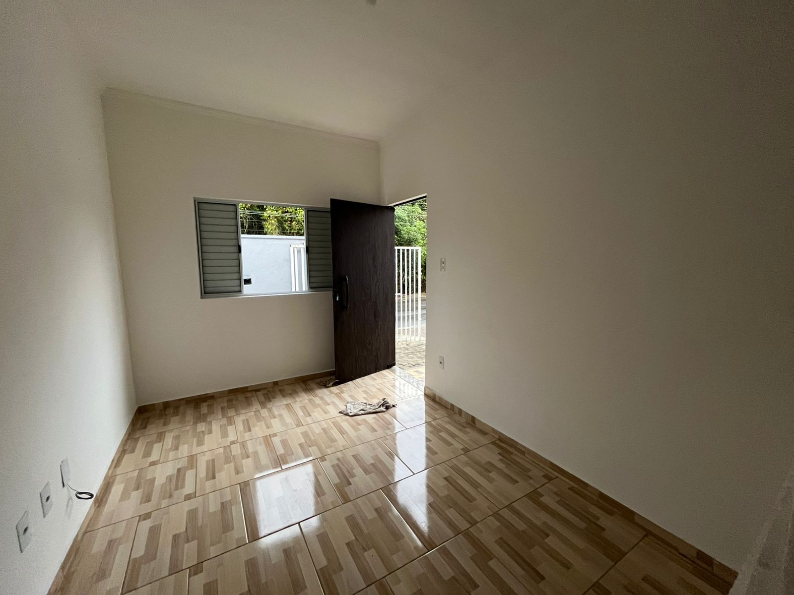 Sala, com acesso à rua