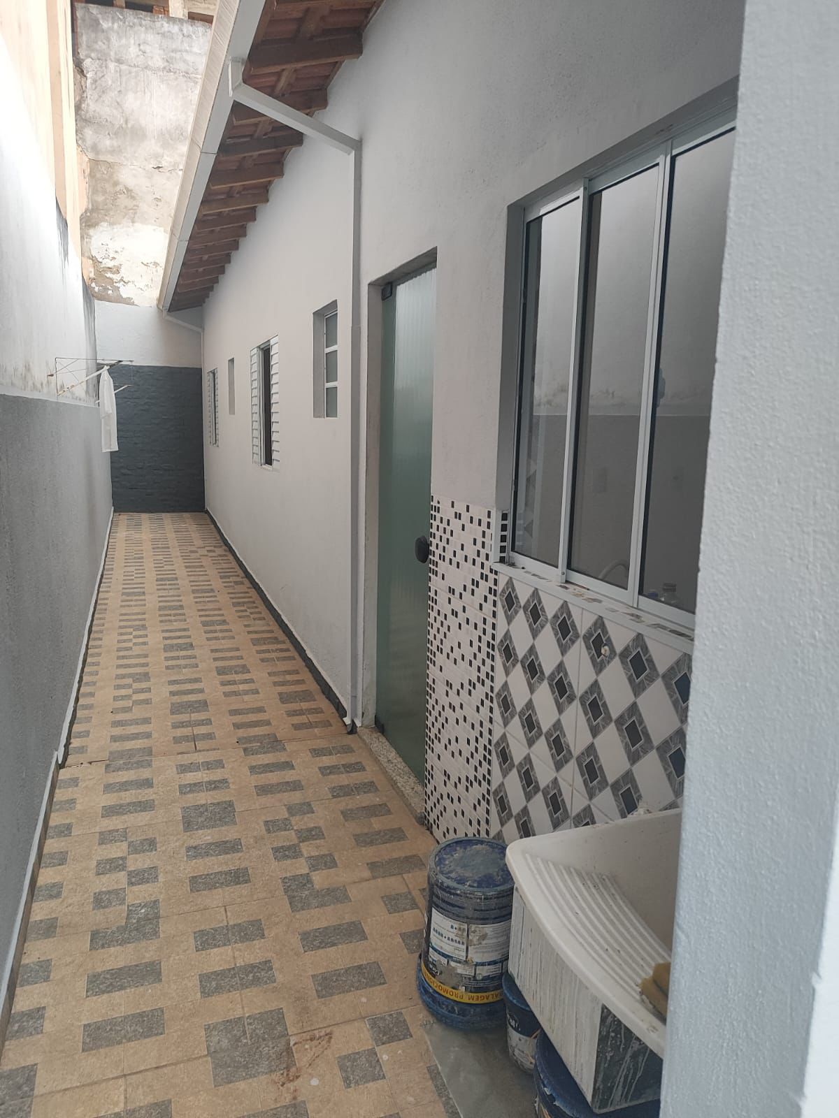 Corredor lateral coberto com lavanderia