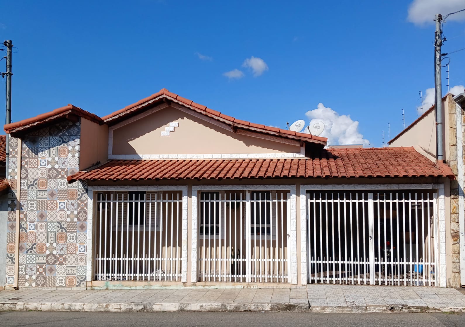 Fachada da casa à venda no Costa Rios com mosaico português, Pouso Alegre