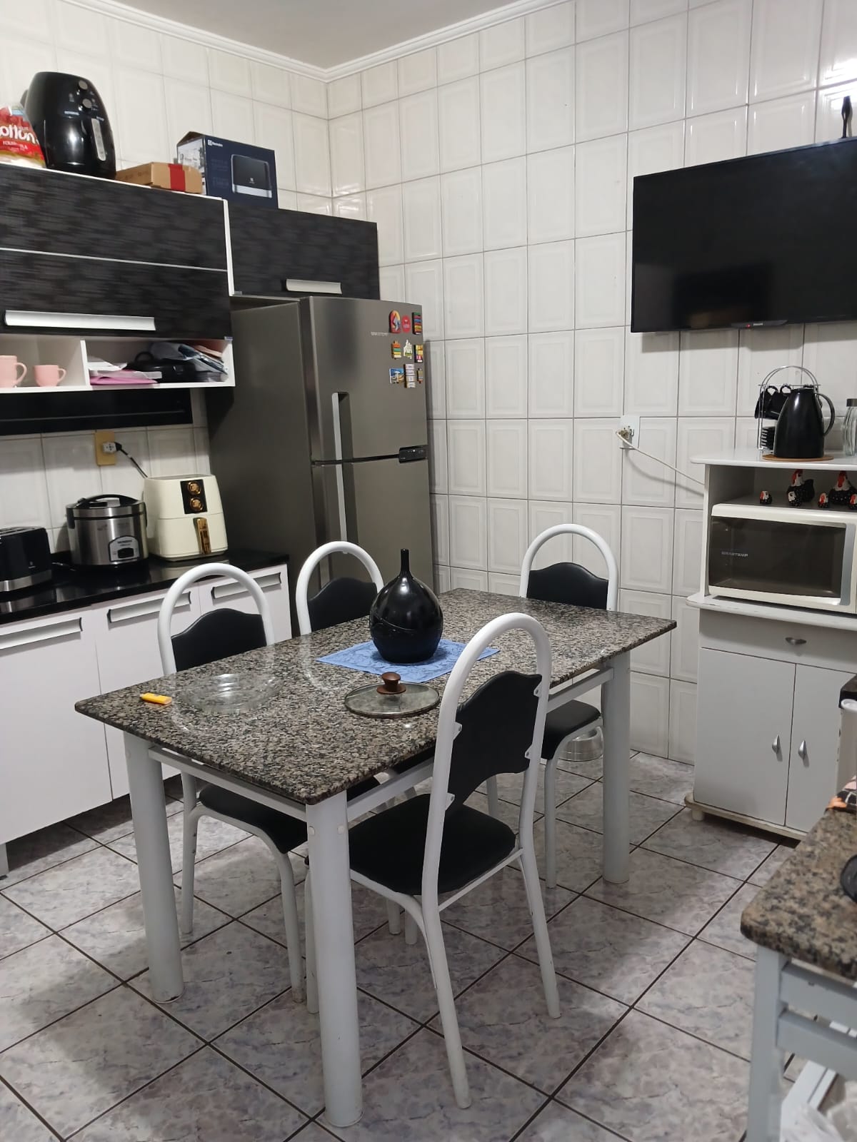 Cozinha com mesa e armários planejados