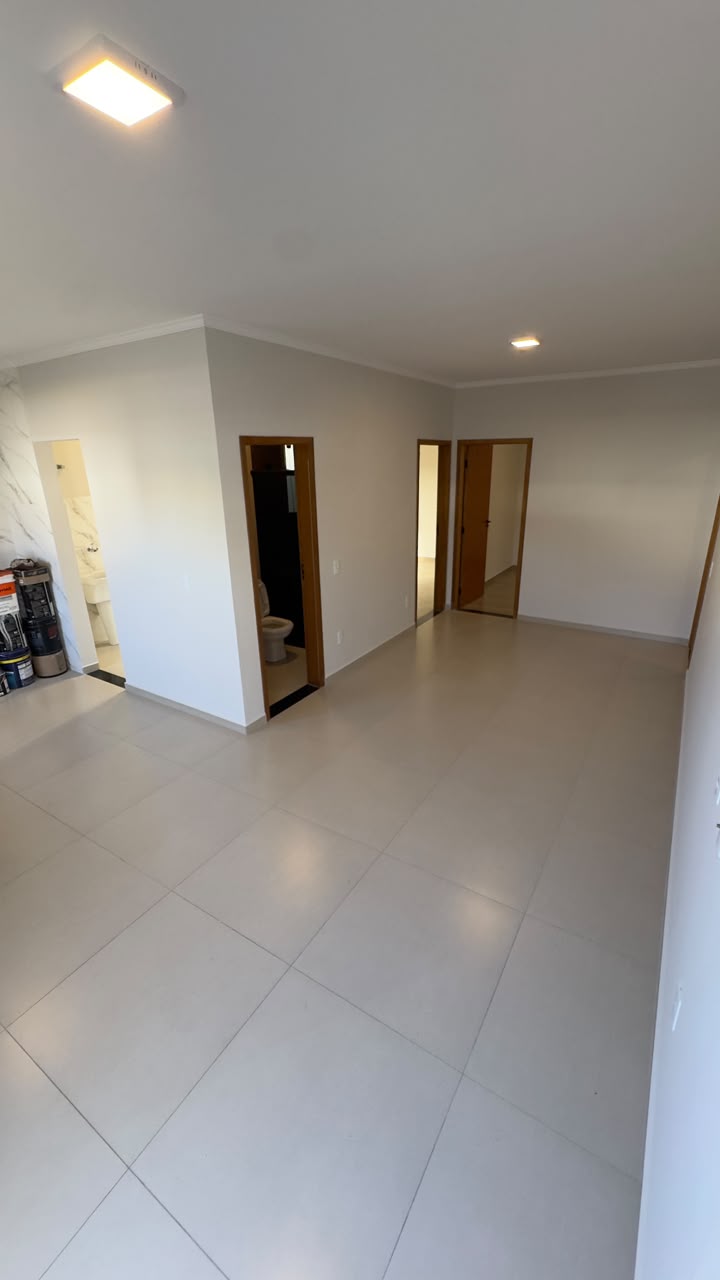 Sala com acesso aos quartos e ao banheiro social