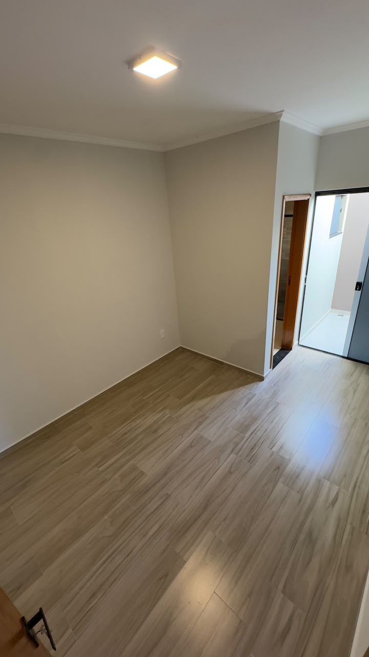 Suíte com piso amadeirado