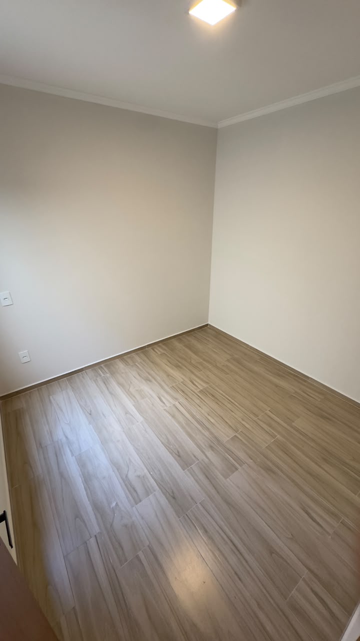 Quarto com piso amadeirado