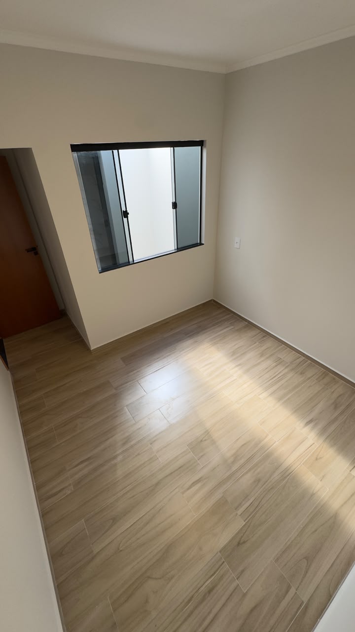 Quarto com janela ampla