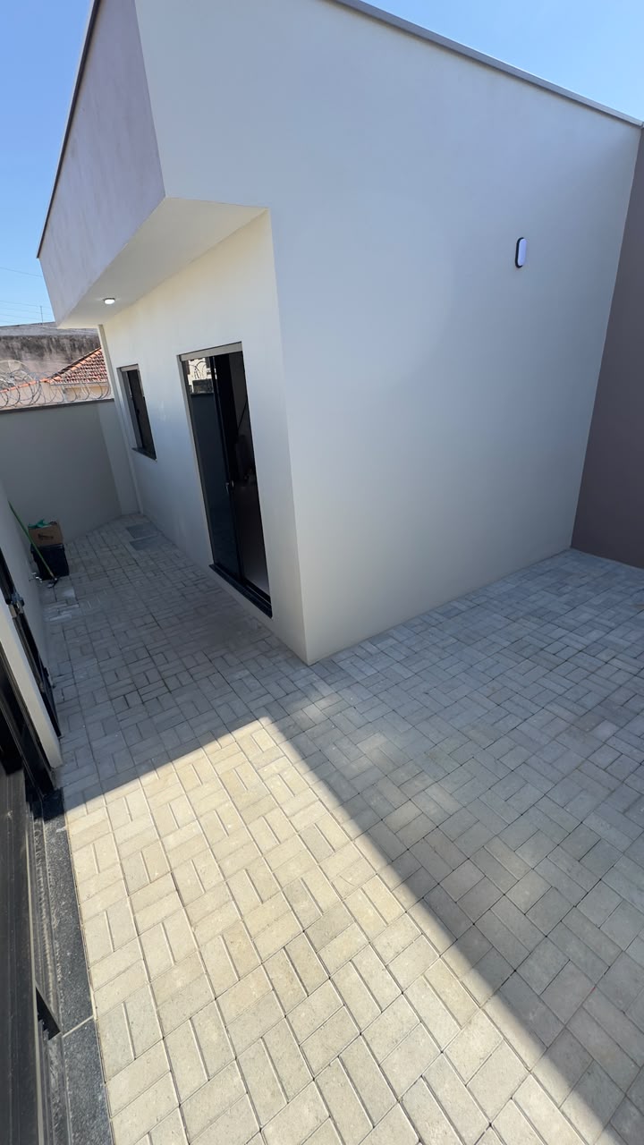 Área externa com piso intertravado