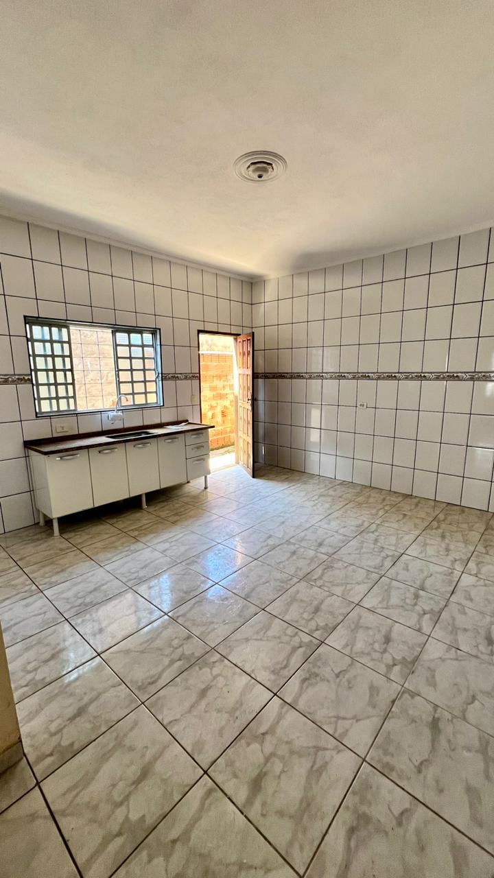 Cozinha com pia e janela