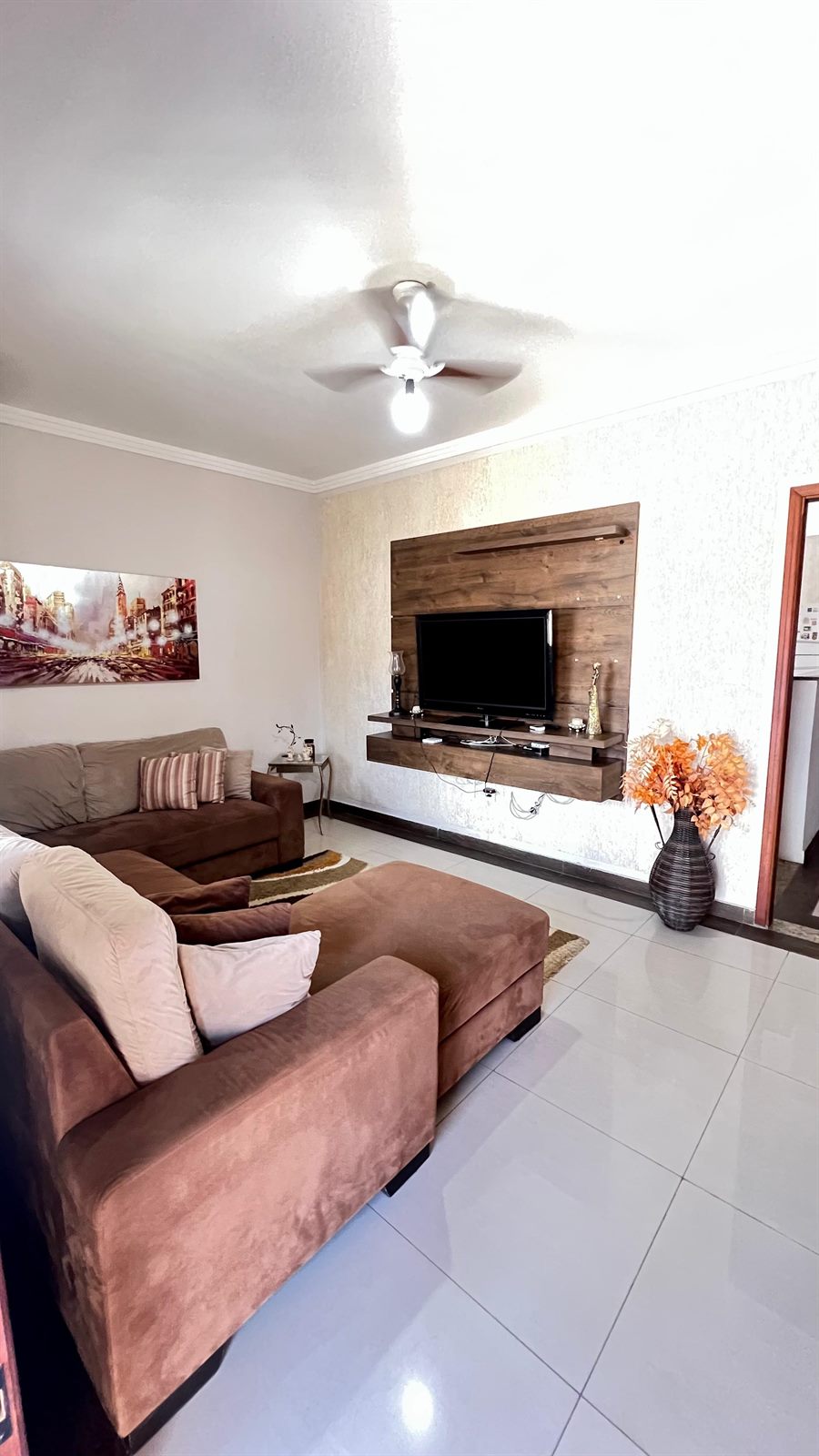 Sala com painel de TV