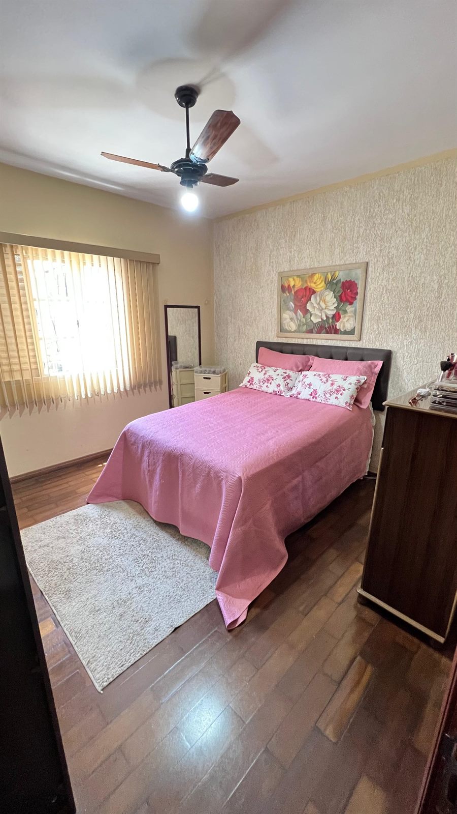 Quarto com ventilador de teto