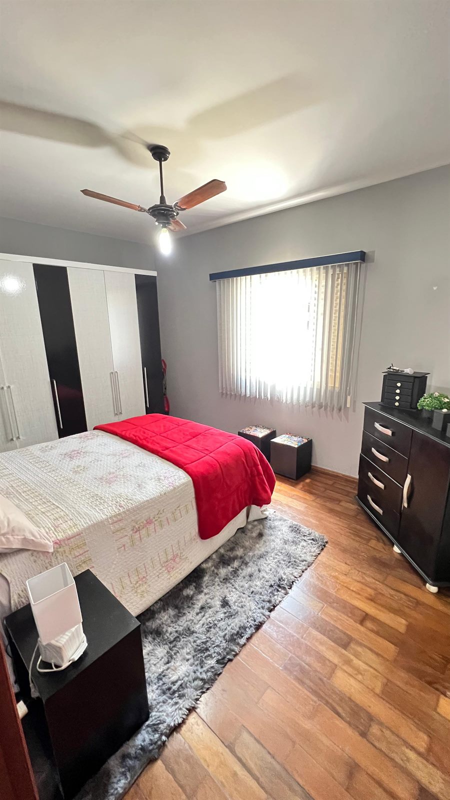 Quarto com piso de madeira