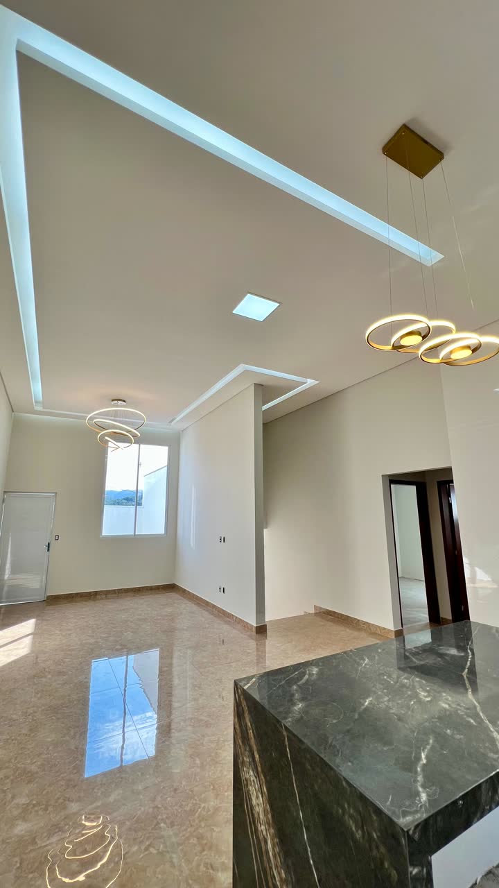Sala com pé-direito alto e sanca em LED